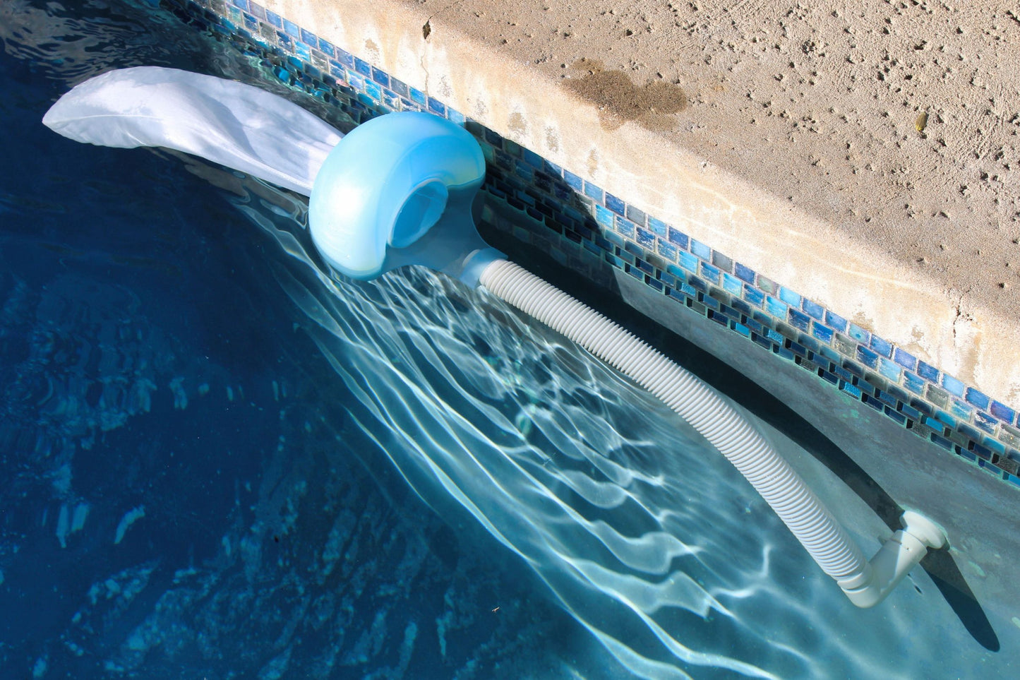 Pooldevil Pro pool cleaner, over head view